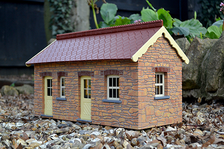 BM002 16mm Chelfham Station Building Assembled & Painted