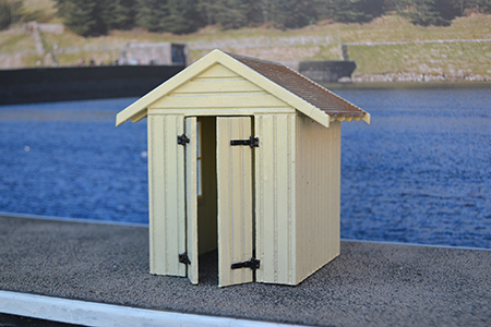 BM003 16mm Workman’s Hut Assembled & Painted